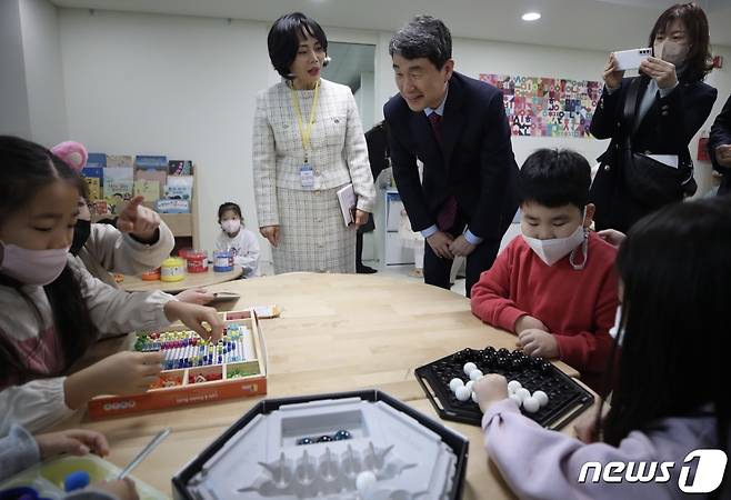 이주호 사회부총리 겸 교육부 장관이 6일 오전 서울 송파위례유치원을 방문해 유보통합(유아교육·보육 관리체계 통합) 관련 간담회에 앞서 수업을 참관하고 있다. 2023.2.6/뉴스1 ⓒ News1 구윤성 기자