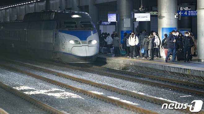 전국철도노동조합이 파업을 철회한 2일 서울 중구 서울역에서 시민들이 열차를 이용하고 있다. 2022.12.2/뉴스1 ⓒ News1 김도우 기자