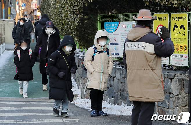 27일 서울시내 한 초등학교에서 마스크를 쓴 학생들이 등교를 하고 있다. 2023.1.27/뉴스1 ⓒ News1 박세연 기자