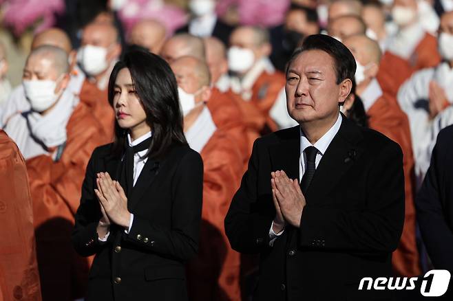 윤석열 대통령과 김건희 여사가 4일 오후 서울 종로구 조계사에서 열린 '이태원 참사' 추모 위령법회에서 합장을 하고 있다. (대통령실 제공) 2022.11.4/뉴스1 ⓒ News1 오대일 기자