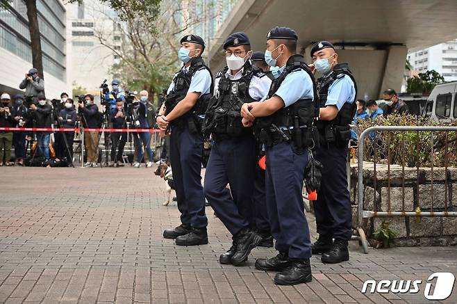 6일 홍콩 민주화 인사 47명에 대한 공판이 열리는 법원 앞에서 경찰이 경비를 서고 있다. 2023.02.06/뉴스1 ⓒ AFP=뉴스1 ⓒ News1 김민수 기자