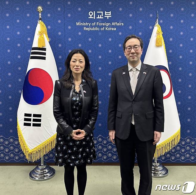 이준일 외교부 북핵외교기획단장(오른쪽)과 정 박 미국 국무부 대북특별부대표. (외교부 제공)