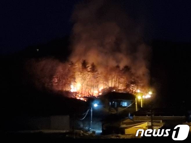6일 오후 6시23분쯤 경북 상주시 중동면 한 야산에서 원인 모를 불이 나 소방당국이 진화 중이다.(경북소방본부 제공)/뉴스1