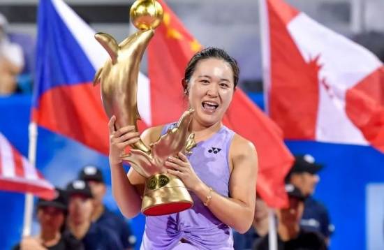 생애 첫 WTA 250 트로피를 획득한 주린(사진=WTA 홈페이지)