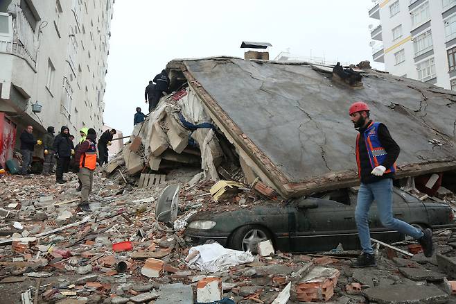 6일(현지 시각) 구조대원들이 지진으로 붕괴한 튀르키예 남동부 디야르바크르의 한 건물에서 실종자를 수색하고 있다. /로이터 연합뉴스