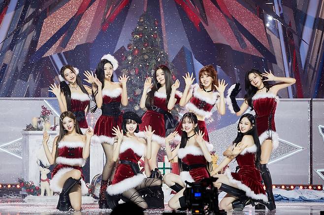그룹 레드벨벳과 에스파가 1일 SM엔터테인먼트가 개최한 무료 온라인 콘서트 'SM타운 라이브 2023 : SMCU 팰리스@광야'에서 '뷰티풀 크리스마스'(Beautiful Christmas) 무대를 하고 있다./SM엔터테인먼트 제공