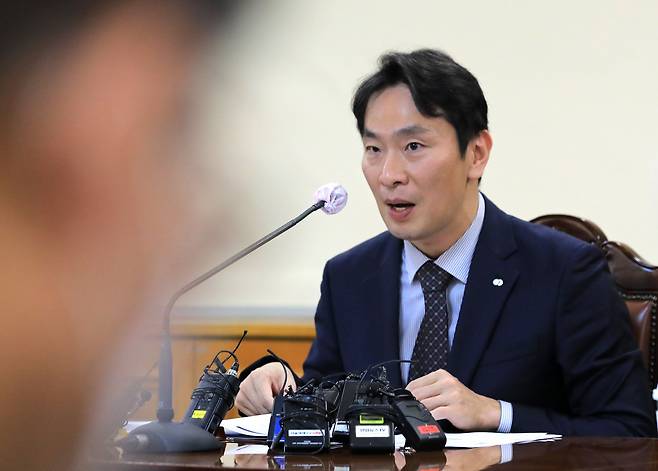 이복현 금융감독원장이 지난달 18일 서울 중구 은행회관에서 열린 은행장들과의 간담회에서 모두발언을 하고 있다./뉴스1