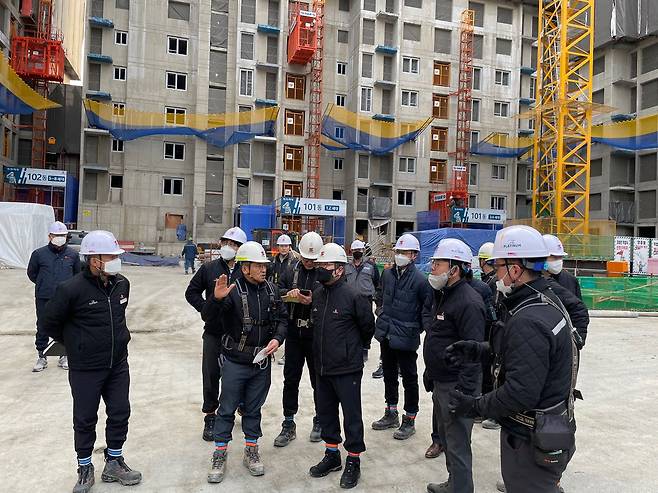 오금 아남 리모델링 현장을 찾은 김인수 쌍용건설 사장/사진=쌍용건설 제공