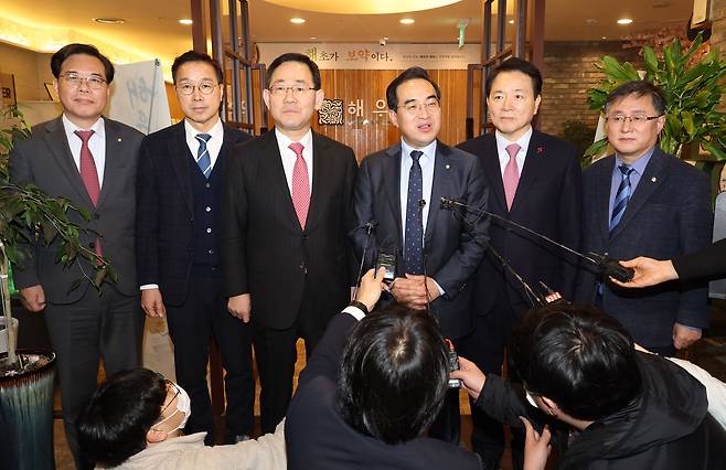 주호영 국민의힘 원내대표와 박홍근 더불어민주당 원내대표가 5일 오후 서울 여의도 한 식당에서 양당 원내지도부 간 오찬 회동에 앞서 취재진 질문에 답하고 있다. 앞줄 왼쪽부터 송언석 국민의힘 원내수석부대표, 위성곤 더불어민주당 원내수석부대표, 주호영 국민의힘 원내대표, 박홍근 더불어민주당 원내대표, 성일종 국민의힘 정책위의장, 김성환 더불어민주당 정책위의장. /연합뉴스