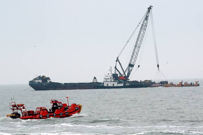6일 오후 전남 신안군 임자면 대비치도 서쪽 해상에서 해경 등 구조당국이 전복된 '청보호'의 인양 작업을 하고 있다. /뉴스1