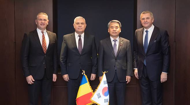 2022년 12월 방한한 안젤 틀버르 루마니아 국방부 장관(오른쪽 세 번째)과 이종섭 국방부 장관(오른쪽 두 번째)이 기념 촬영을 하고 있다. /국방부