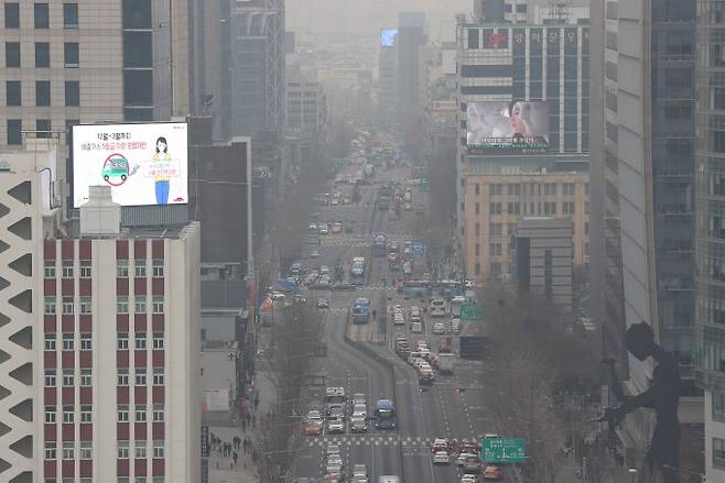 서울 종로구 서울시교육청에서 바라본 도심이 뿌옇다. 연합뉴스 제공