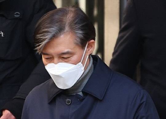 자녀 입시비리와 감찰 무마 혐의로 기소된 조국 전 법무부 장관이 지난 3일 서울 서초구 서울중앙지법에서 열린 1심 선고공판에서 징역 2년을 선고받은 뒤 법원을 떠나는 모습. <연합뉴스 자료사진>