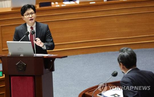 한동훈 법무부 장관이 6일 국회 본회의에서 열린 정치·외교·통일·안보 분야 대정부질문에서 정청래 더불어민주당 의원의 질문에 답변하고 있다.<연합뉴스>