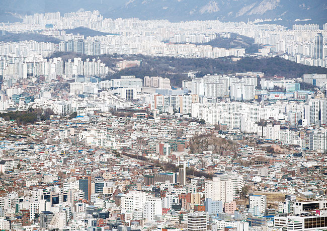 서울 중구 남산에서 바라본 주택 및 아파트 단지. 정부는 5년간 전국 270만 호 공급을 발표했지만, 금리 인상으로 인한 사업성 악화 등으로 부동산 공급 물량이 줄 가능성이 크다. 사진 뉴스1