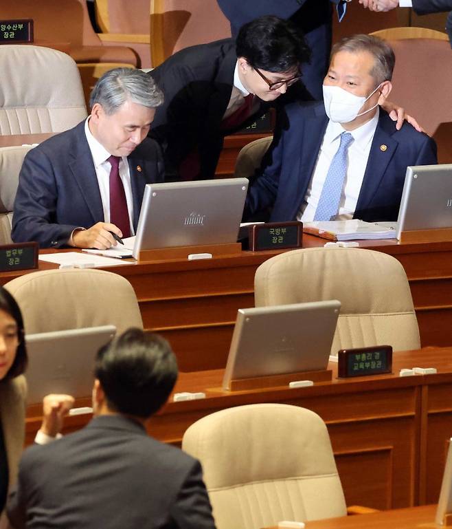 이상민 행정안전부 장관(뒷줄 오른쪽)과 한동훈 법무부 장관(가운데)이 6일 서울 여의도 국회에서 열린 제403회 국회(임시회) 제2차 본회의 '정치·외교·통일·안보' 분야 대정부 질문에 참석하며 인사하고 있다. 사진=박범준 기자