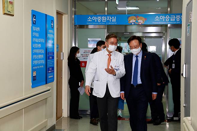 지난 1월 31일 조규홍 복지부 장관(오른쪽)이 서울대학교 어린이공공전문진료센터를 방문했다. (사진=보건복지부)