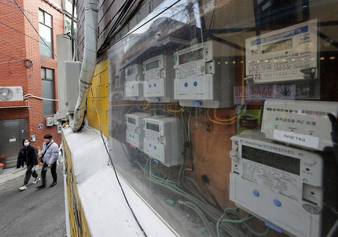 5일 오후 서울 시내 한 건물에 전기 계량기가 나란히 설치돼 있다. 연합뉴스