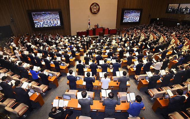 제21대 국회의원들이 2020년 7월16일 국회 본회의장에서 열린 개원식에서 국회의원 선서를 하고 있다. 연합뉴스