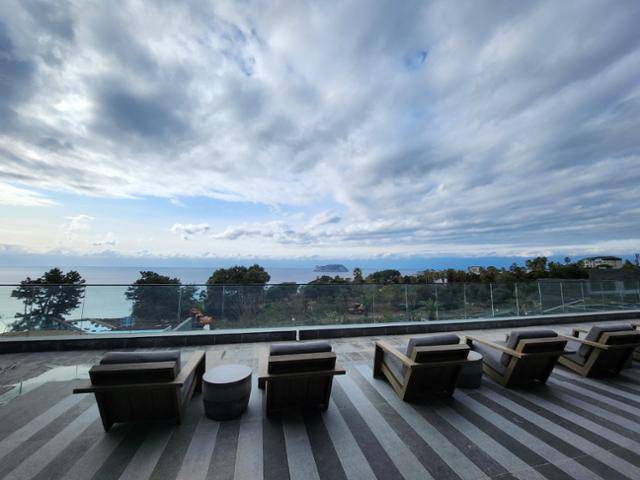 JW메리어트 제주 '티 라운지'에서 내려다본 제주 바다. 멀리 제주 '3대 절경'으로 꼽히는 범섬이 보인다. 제주=송주용 기자