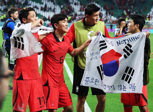한국 축구대표팀 선수들이 2022년 12월 3일(현지시간) 카타르 알라얀의 에듀케이션 시티 스타디움에서 열린 2022 카타르 월드컵 조별리그 H조 3차전 포르투갈과 경기에서 승리를 거두고 16강 진출에 성공한 뒤 기뻐하고 있다. 알라얀=연합뉴스