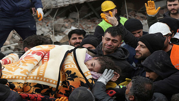 튀르키예 붕괴 건물 잔해에서 구조된 소녀 [연합뉴스 자료사진]