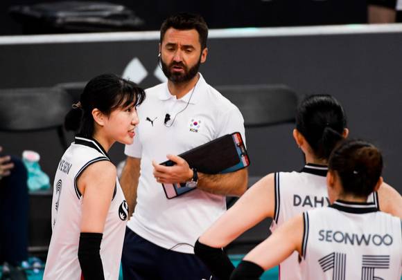 세자르 곤살레스 한국여자배구대표팀 감독은 오는 13일 한국으로 와 14일 기자회견을 갖고 당일 열리는 현대건설과 한국도로공사의 V리그 경기를 직접 볼 예정이다. [사진=국제배구연맹(FIVB)]