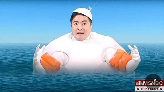 4일(현지시간) 격추된 중국 풍선으로 분장한 중국계 미국인 코미디언이자 배우 보웬 양(33). 사진 NBC 유니버셜 유튜브 캡처