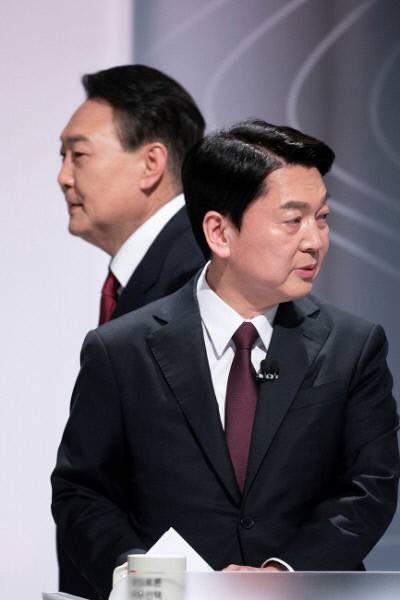 지난해 2월 25일 열린 제20대 대선 2차 초청후보자토론회에서 윤석열 국민의힘 후보가안철수 국민의당 후보 뒤를 지나 이동하고 있다. 국회사진기자단