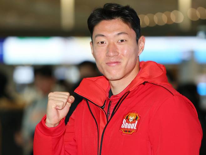 FC서울에 입단한 황의조가 6일 인천공항에서 일본 가고시마 전지훈련을 떠나기 전 포즈를 취하고 있다. 연합뉴스