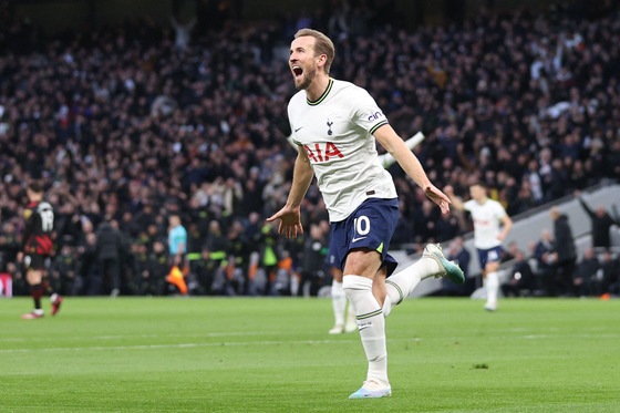 Tottenham Hotspur's Harry Kane celebrates after scoring during a Premier League football match against Manchester City at Tottenham Hotspur Stadium in London on Sunday.  [AFP/YONHAP]