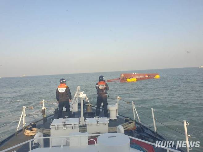 신안군 대비치도 인근 해상에서 전복된 청보호에서 실종자 1명이 발견됐다.[사진=목포해경]