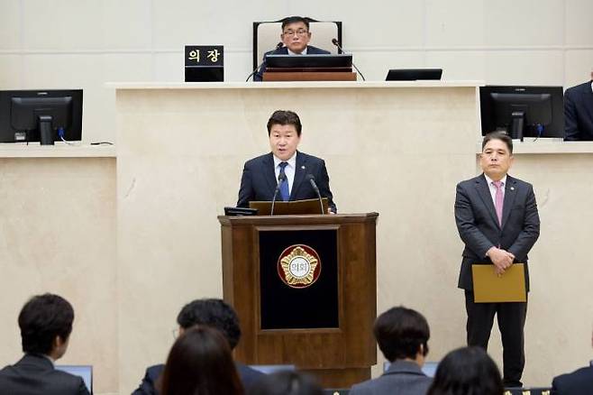 김진석 의원이 6일 난방비 지원대책 마련 촉구 성명서를 발표하고 있다.