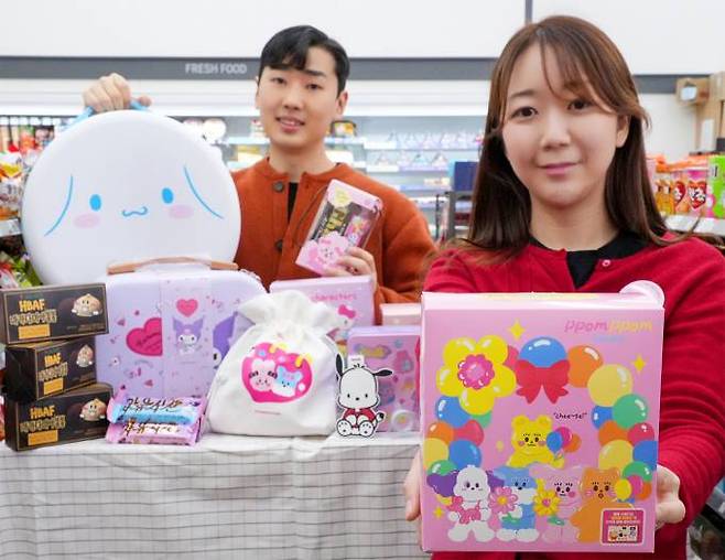 세븐일레븐 모델들이 밸런타인데이 상품을 소개하고 있다. 세븐일레븐