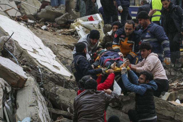 튀르키예 남부 아다나의 붕괴한 건물에서 부상자를 옮기는 구조대 모습.  / 사진=연합뉴스