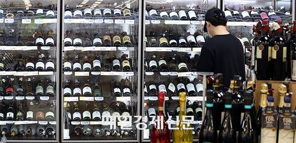 Half-priced imported liquor may disappear due to tax regulations [Photo by Kim Ho-young]