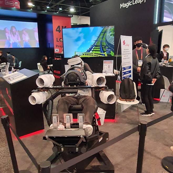 미국 라스베이거스에서 1월 초 열린 CES 2023 메타버스 전시관에서 한 참가자가 한국 스타트업 MAY가 구현한 VR 기기를 착용하고 롤러코스터 체험을 하고 있다. <나현준 기자>
