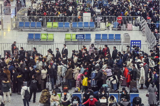 지난해 중국 최대 명절인 춘제를 맞아  항저우 기차역에 승객들이 몰려들었다.  (출처=연합뉴스)
