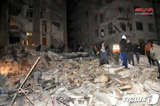 (하마 로이터=뉴스1) 권진영 기자 = 6일(현지시간) 시리아 하마의 거리가 붕괴된 건물 잔해로 아수라장이 됐다. 뒤편으로 보이는 건물은 일부가 부서지고 떨어져나갔다. 이날 튀르키예와 시리아에서 규모 7.8의 강진이 발생해 200명 이상의 인명피해가 발생했다. 현재 생존자 수색 작업이 이뤄지고 있으며 사상자는 더 증가할 수 있다.   ⓒ 로이터=뉴스1  Copyright (C) 뉴스1. All rights reserved. 무단 전재 및 재배포 금지.