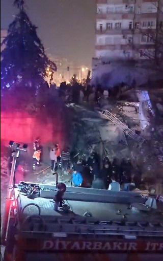 아수라장… 튀르키예(터키) 동남부 가지안테프에서 서쪽으로 30㎞ 떨어진 지점서 6일 규모 7.8의 강진이 발생한 가운데 무너진 건물 잔해를 주민들이 안타깝게 바라보고 있다. 트위터 캡처