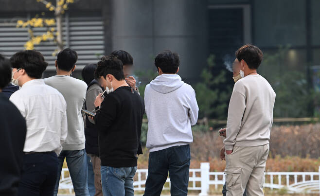 15일 경기도 성남시 판교역 인근 흡연구역에서 직장인들이 흡연을 하고있다. 성남=임세준 기자
