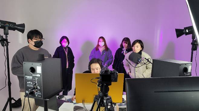 용인시 관계자들이 공유스튜디오를 찾아 촬영 카메라, 조명, 편집용 카메라 등을 점검하고 있다. 용인특례시청 제공