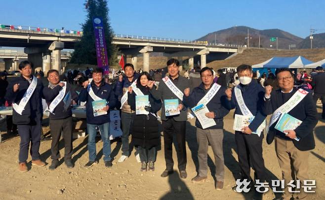 NH농협 경남 함안군지부가 5일 가야읍 함안천변에서 진행한 제3회 전국동시조합장선거 공명선거 구현 캠페인 참석자들이 깨끗한 선거문화 확산에 노력할 것을 다짐하고 있다.