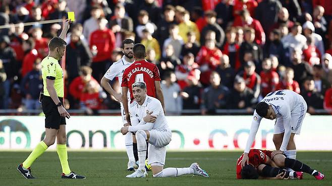 한국시간 5일 스페인 에스타디 데 손 모시에서 열린 레알 마드리드와 스페인 프리메라리가 20라운드 홈경기에서 레알 마드리드 발베르데가 마요르카 이강인에게 거친 백태클을 한 뒤, 웃어보이고 있다. (사진=AP, 연합뉴스)