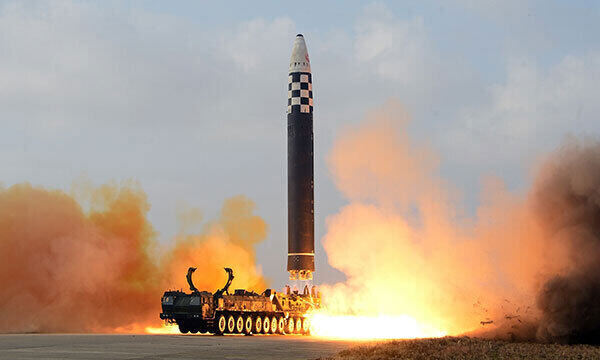 북한의 대륙간탄도미사일(ICBM) 화성-17형이 이동식발사차량(TEL)에서 발사되고 있다. 노동신문·뉴스1