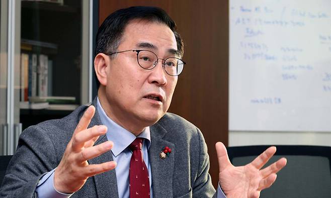 ‘초당적 정치개혁 의원모임’ 국민의힘 간사인 최형두 의원이 최근 국회 의원회관 사무실에서 가진 인터뷰에서 현행 소선거구제를 도농복합형 중대선거구제로 개편해야 한다고 주장하고 있다. 서상배 선임기자