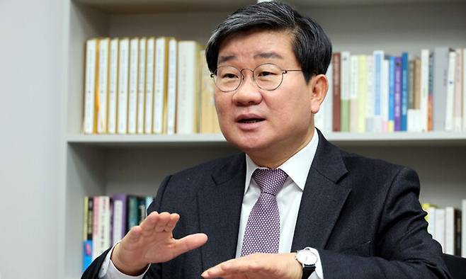 더불어민주당 전해철 의원이 6일 국회 의원회관 사무실에서 가진 세계일보와의 인터뷰에서 “승자독식 정치문화가 가진 문제점을 해결하기 위한 제도적 개선방안 중 하나가 선거제 개편”이라고 설명하고 있다. 서상배 선임기자