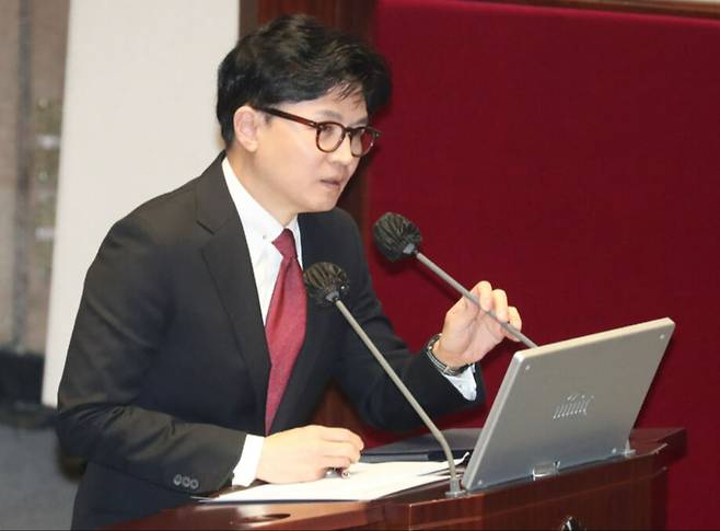 한동훈 법무부 장관이 6일 서울 여의도 국회에서 열린 정치·외교·통일·안보 분야 대정부질문에서 의원 질의에 답하고 있다. 뉴스1