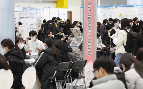 공공기관 채용정보 박람회 - 공공기관 채용정보 박람회     (서울=연합뉴스) 신준희 기자 = 1일 서울 서초구 양재동 AT센터에서 열린 2023 공공기관 채용정보 박람회를 찾은 관람객들이 취업상담을 받거나 채용정보를 살피고 있다. 2023.2.1     hama@yna.co.kr (끝)