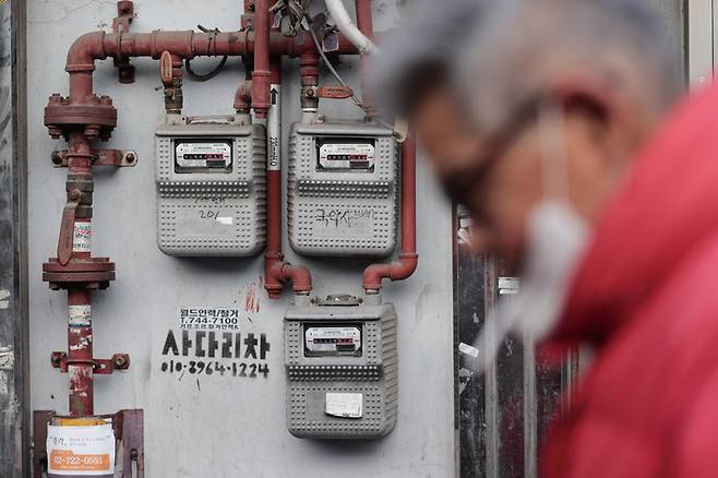 연초부터 날아든 난방비 고지서 폭탄으로 서민들의 시름이 깊어지고 있다. 사진은 서울의 한 주택단지 계량기 모습ⓒ연합뉴스
